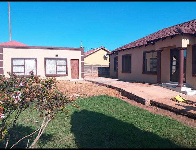 4 BEDROOM HOUSE FOR SALE IN SEBOKENG ZONE 10